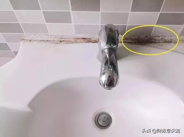 入住半年卫生间发霉怎么回事,洗手盆边上玻璃胶发霉怎么去除