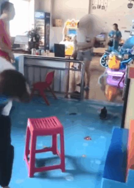 孩子幼儿园打架家长该不该介入,小孩子跟同学打架家长应该介入吗