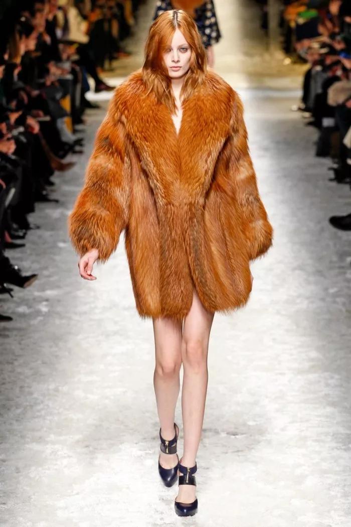 同事穿了一件新的大衣,皮草怎么穿不胖中长款