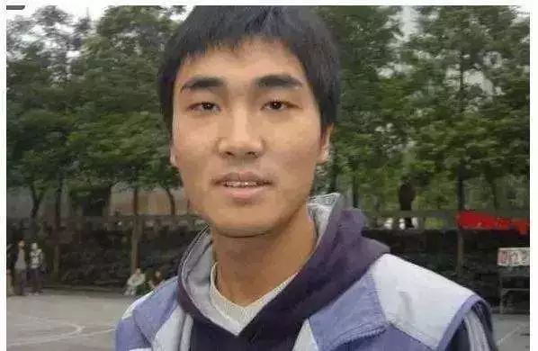 身价17亿的王力宏,王力宏穿破洞袜康熙来了