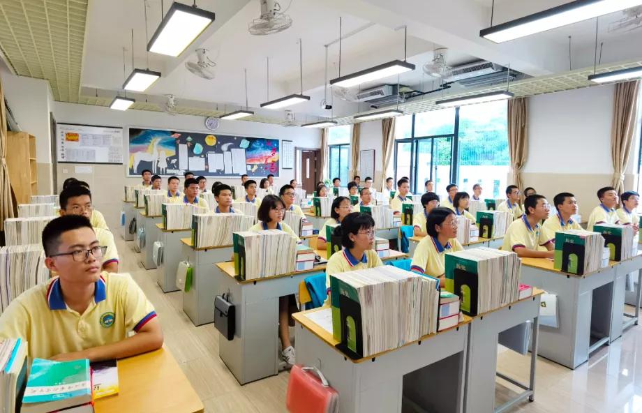 一所普惠民办高中,怎样做慈善为贫困山区孩子捐助