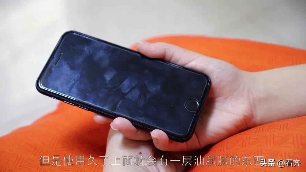 @齐齐哈尔人怎样清洗手机屏幕上的油腻?