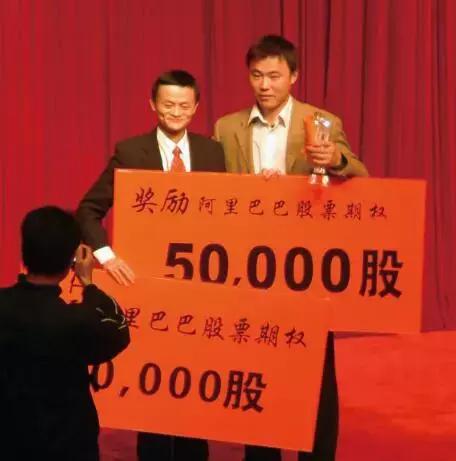 曾和马云打赌跳西湖，从一无所有到年薪百万，高中学历的他，是如何逆袭的？