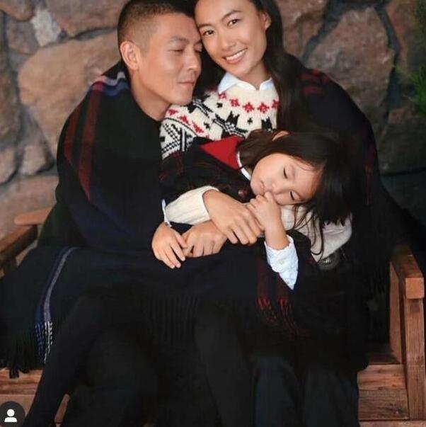 陈冠希带女儿alaia看电影晒照,陈冠希秀出女儿正脸照