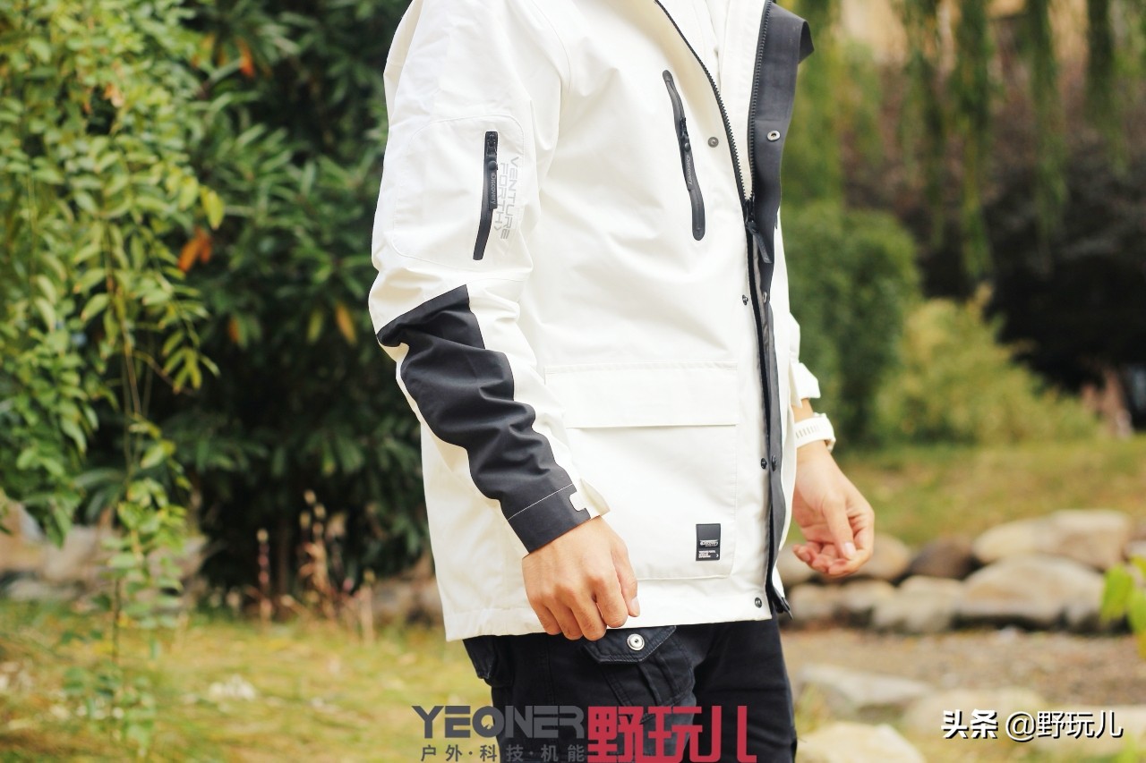 冲锋衣三合一discovery,贝爷穿的户外冲锋衣什么品牌