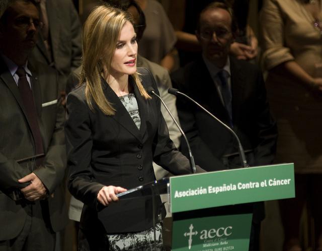 蕾蒂齐亚王后最新穿搭,45岁莱蒂齐亚王后穿衣搭配