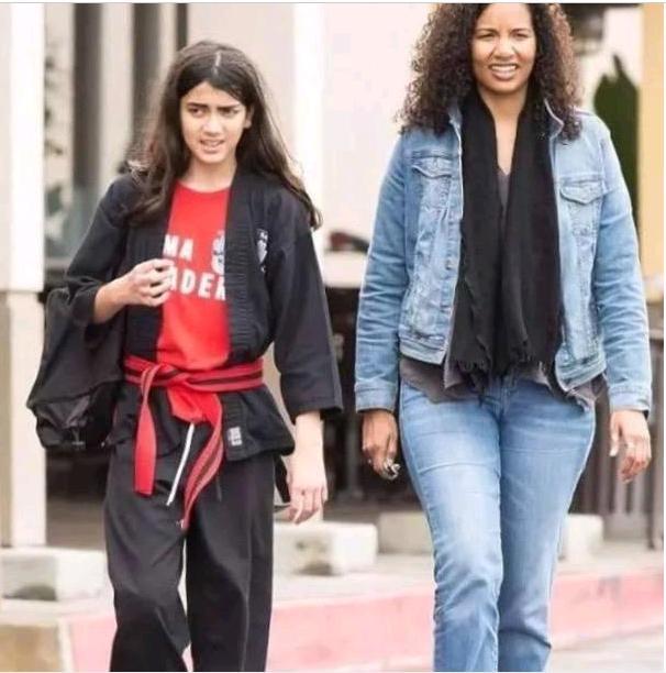 迈克尔杰克逊的儿女照片,迈克尔杰克逊的儿女皮肤