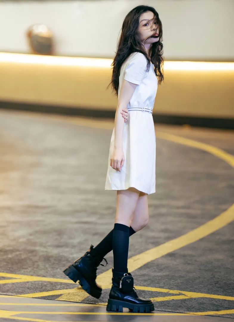 穿裙子要搭配什么鞋子才好看呢,红色上衣黑色裙子配什么鞋子好看