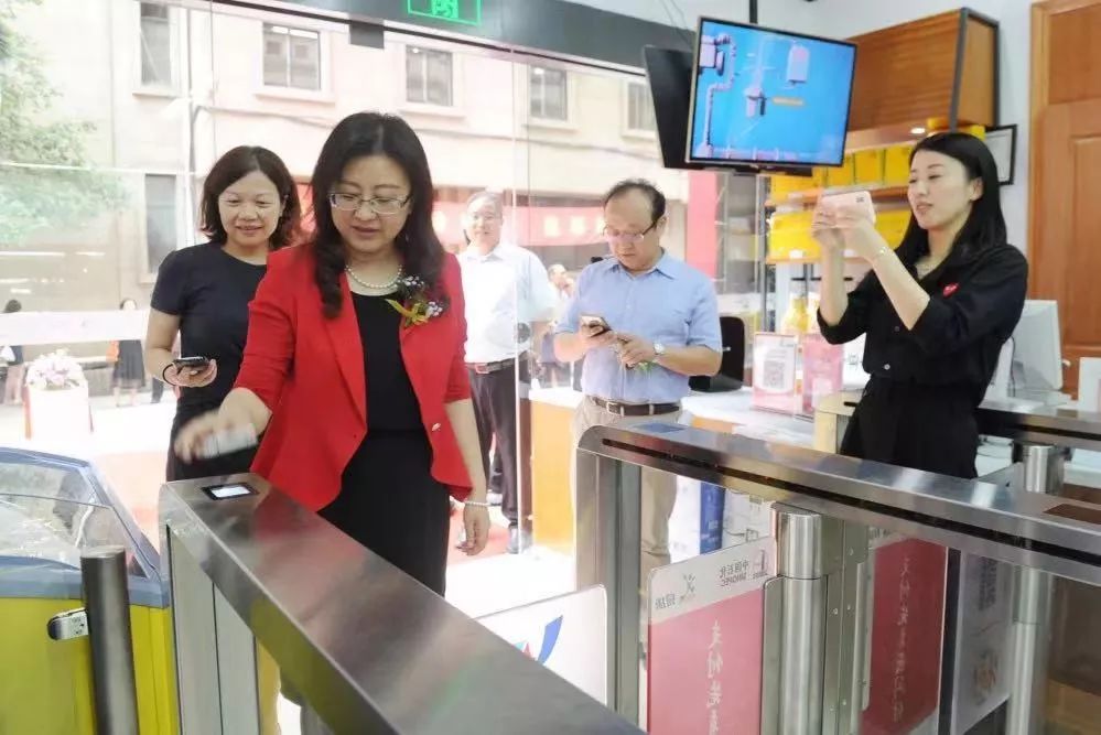 开卖咖啡、推出无感支付便利店，易捷接连出招新零售