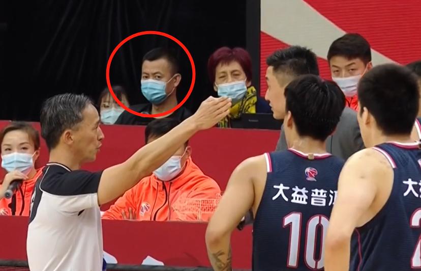 杜锋发飙裁判完整视频,杜锋违体犯规手势