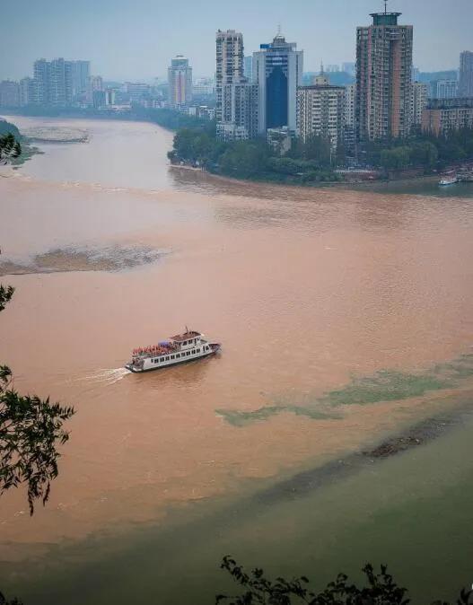 乐山大佛是因为洪水修建的吗,乐山大佛脚被水淹没奇观出现