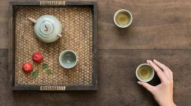 茶女，亦寒冰凝雪