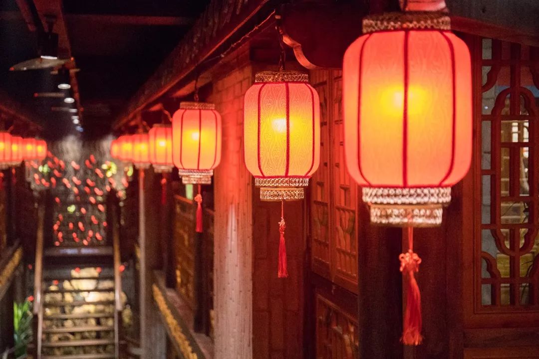 人均60的餐厅带舞台,60人一桌的餐厅