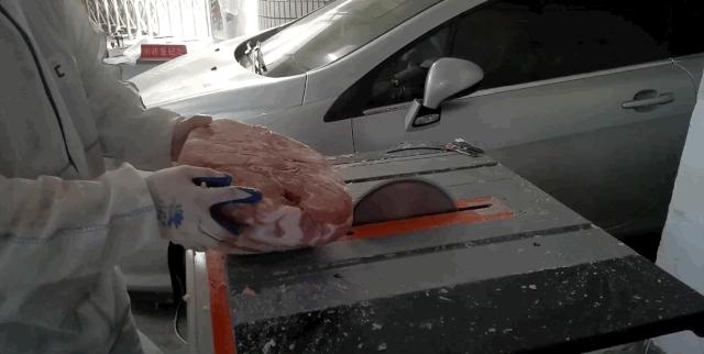 每切一块冻猪肉，就像下了一场猪肉味儿的雪…