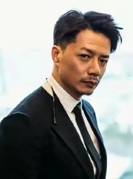 老了和年轻时不一样的男明星,早过了30岁却满满少年感的男明星