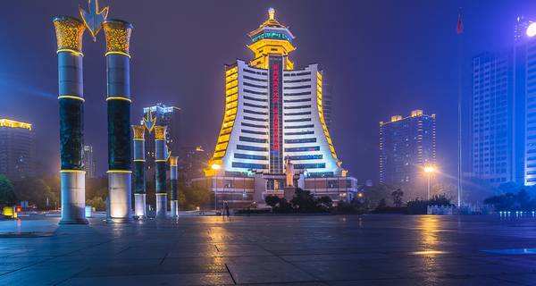 贵阳和昆明哪一个省会城市先进,贵阳与昆明中间哪个城市比较好