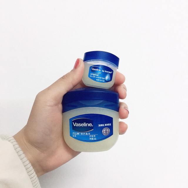 用了上百只润唇膏，Blistex小蓝罐最鸡肋，曼秀雷敦性价比？