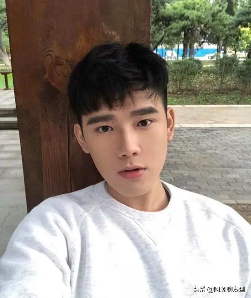 40岁男士两边铲的发型哪种好看,男士发型两边铲短头顶留长打理