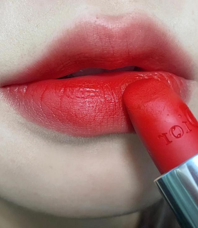 迪奥999最新款正红色,mac小辣椒和迪奥999哪个值得买