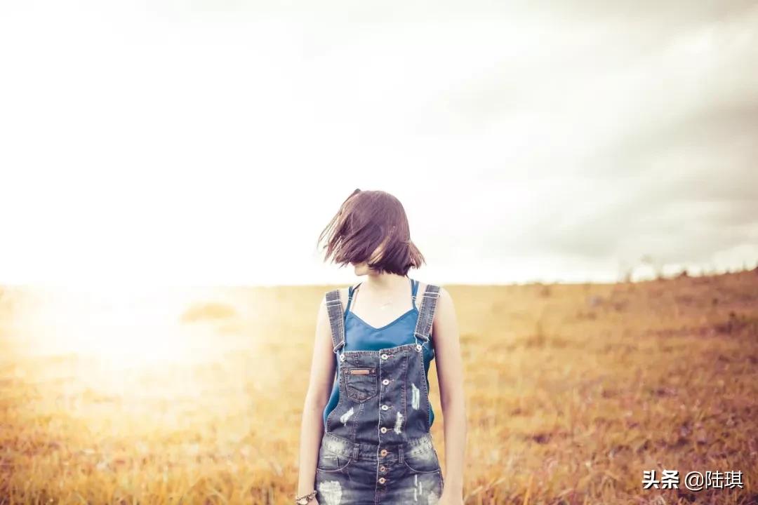 当一段感情走到尽头就该坦然放手,好的感情一定是专一且忠诚的