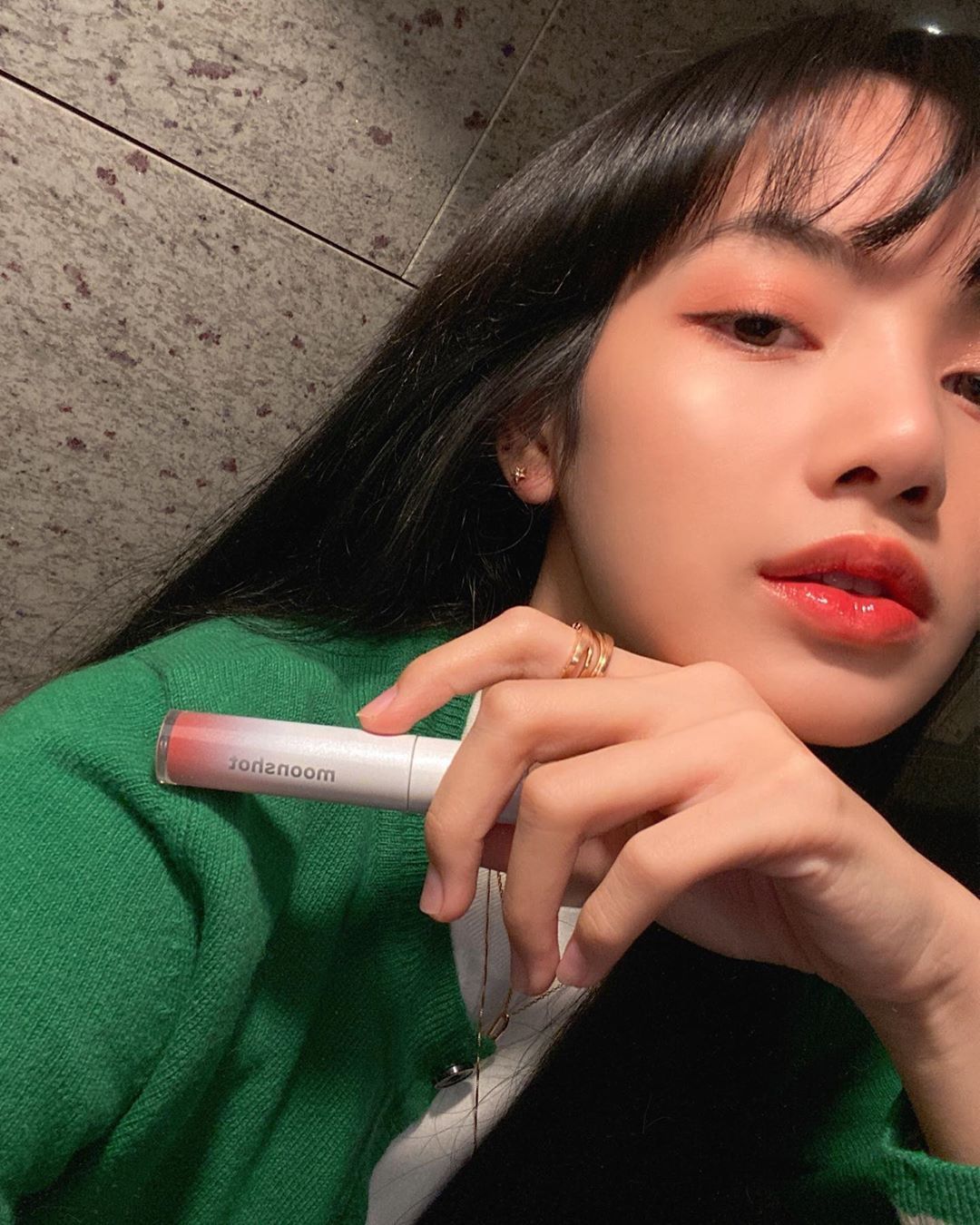 化妆应该先上粉底还是先上遮瑕,化妆教程应该先涂遮瑕还是粉底