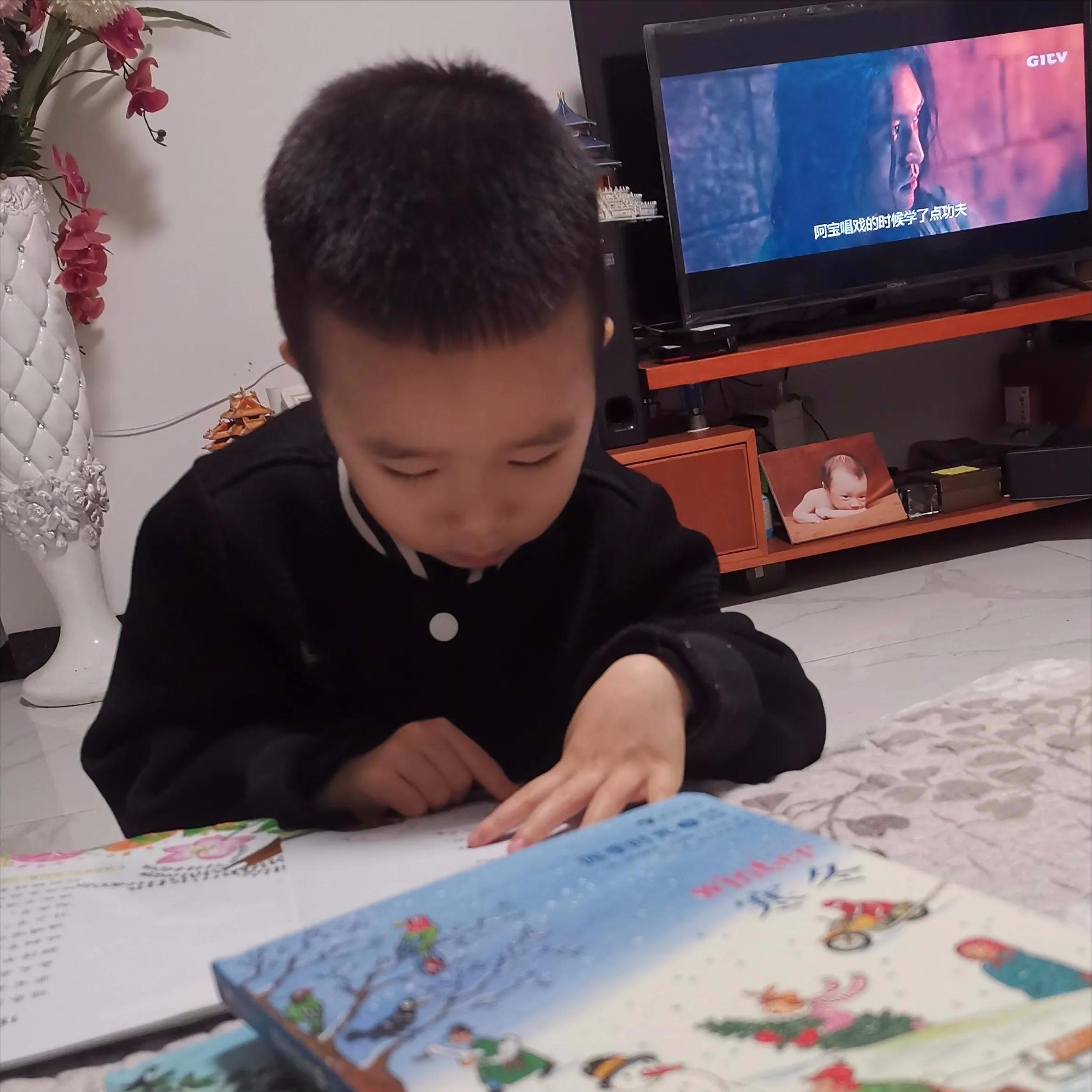 孩子不爱看绘本玩手机,爱玩手机的孩子看绘本