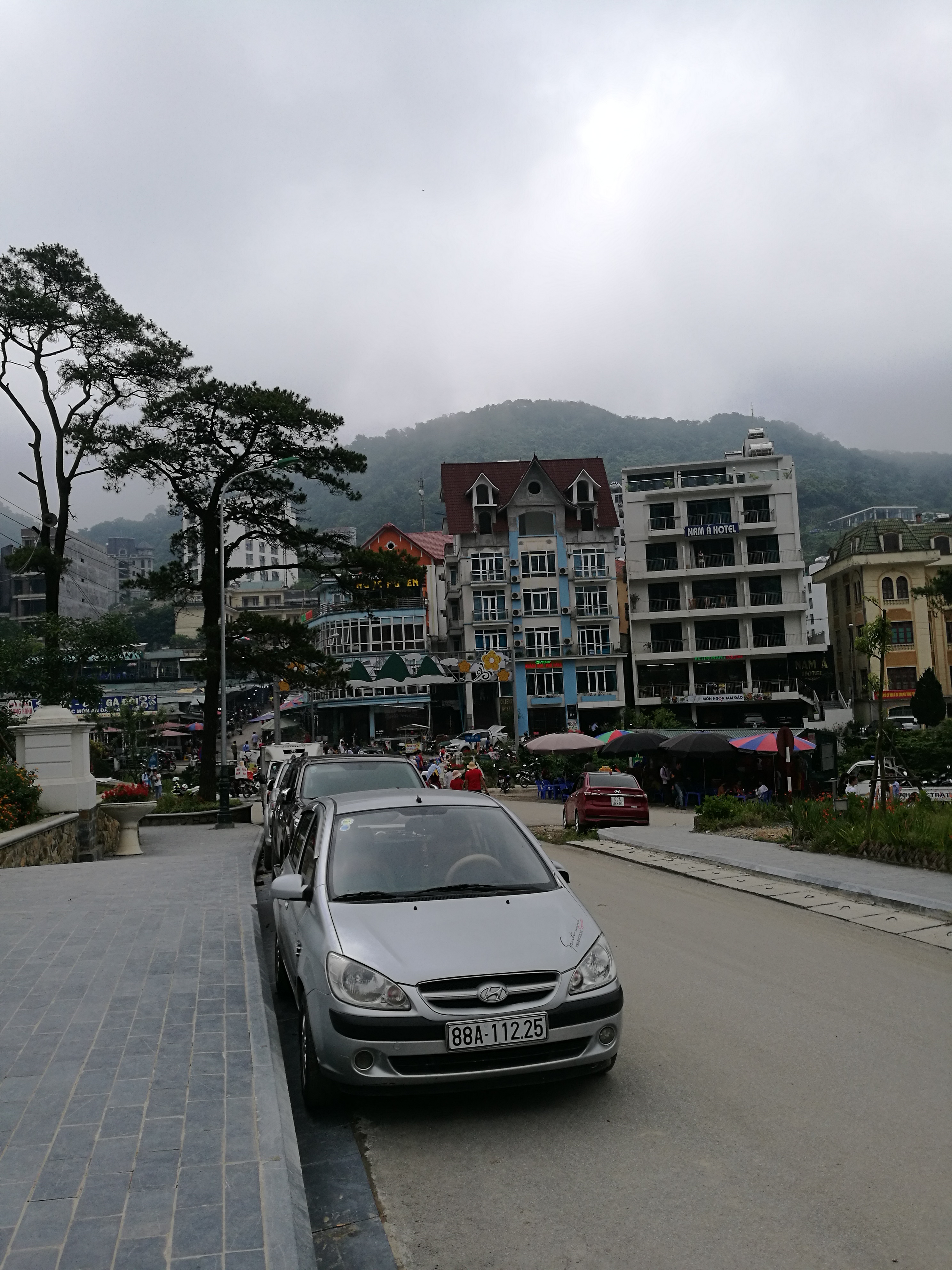 越南小妹独自野外深山探险,越南旅游奇遇记