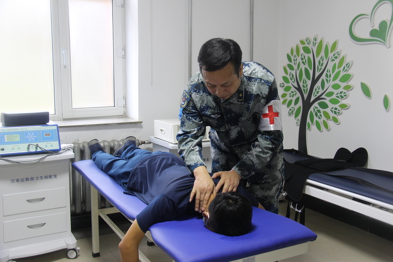 “坐部队的堂，把官兵的脉”军中妙手良医果然名不虚传