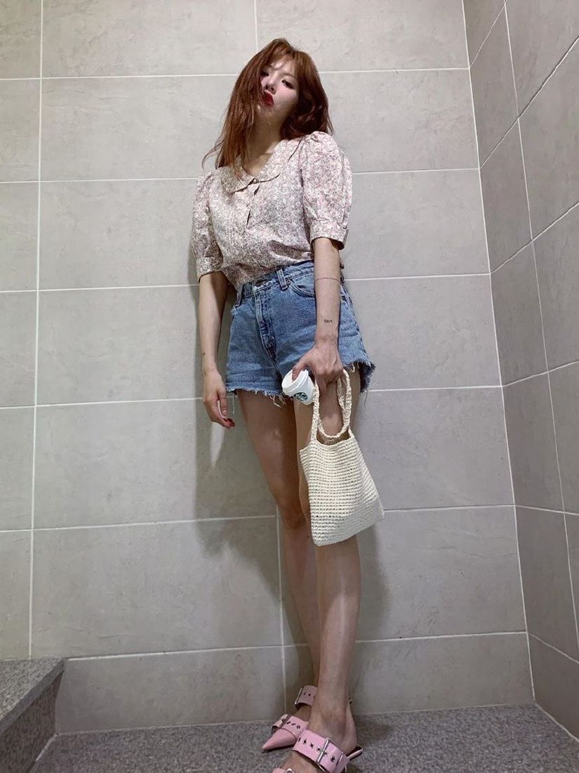 金泫雅演绎2020复古牛仔造型时尚,金泫雅babe碎花裙