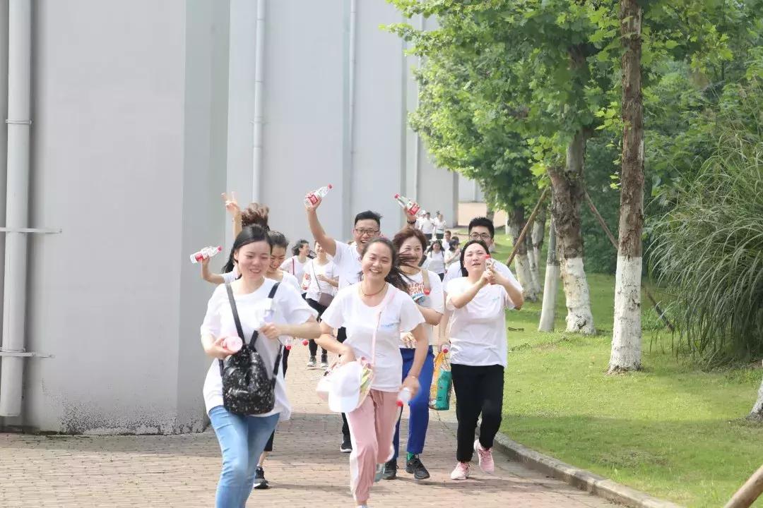 好老师教育“风雨同行十五载，携手并肩再奋进”主题拉练活动启动
