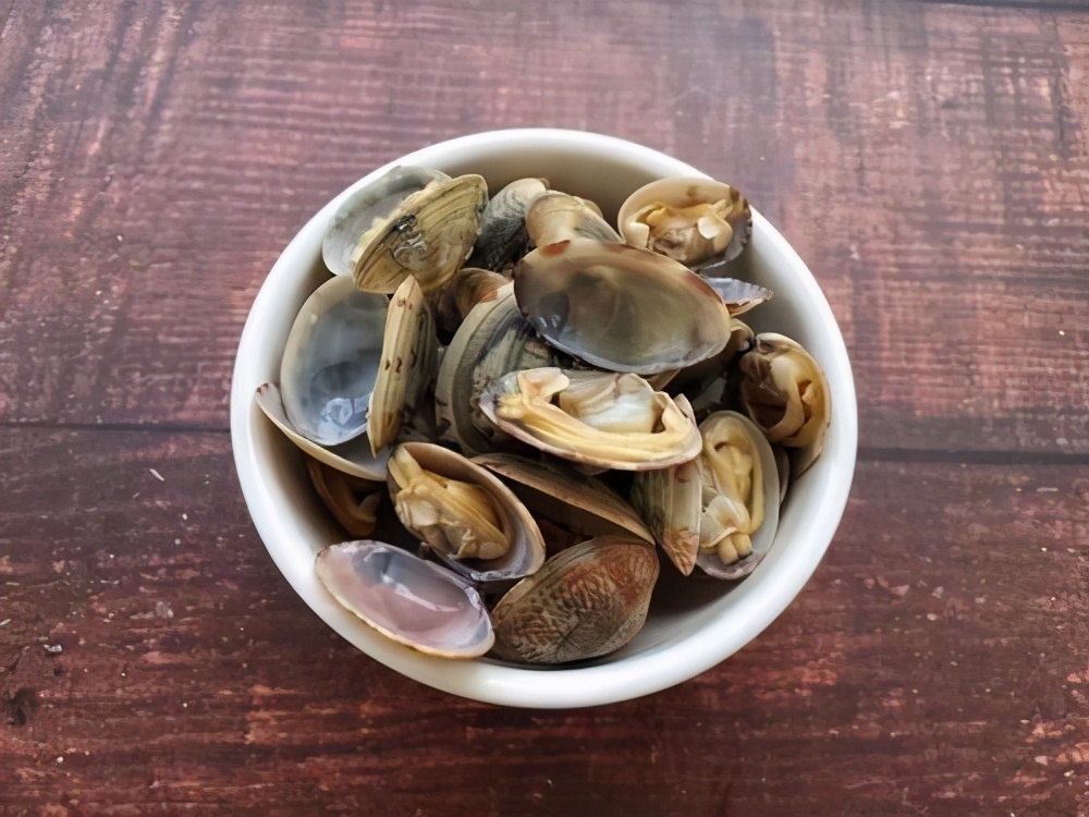 白蛤蜊吐沙盐的比例,洗蛤蜊吐沙