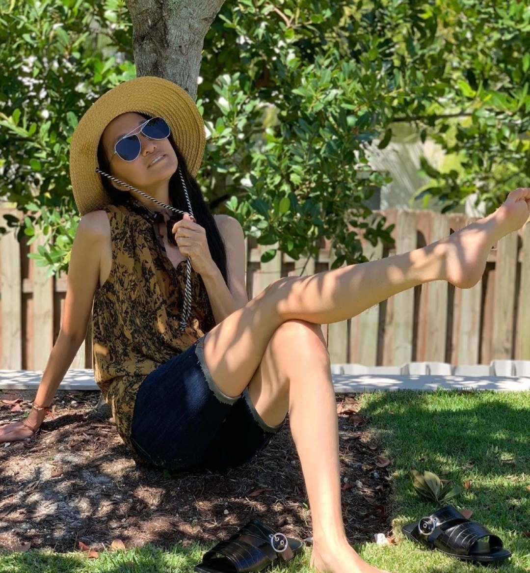 我真服了!70岁王微微有老人脸,但看到这玉女腿少女身材闭嘴了