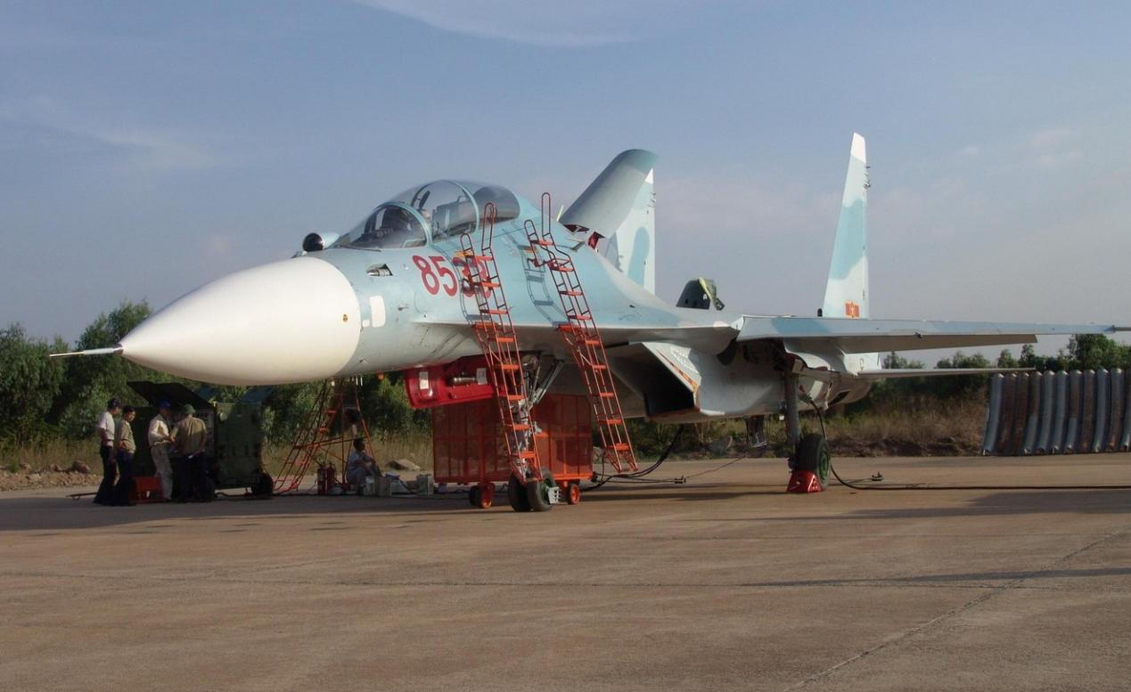 淇勫埗闅愯韩鎴樻満,鍗板害淇勭綏鏂悎浣滅殑闅愯韩鎴樻満