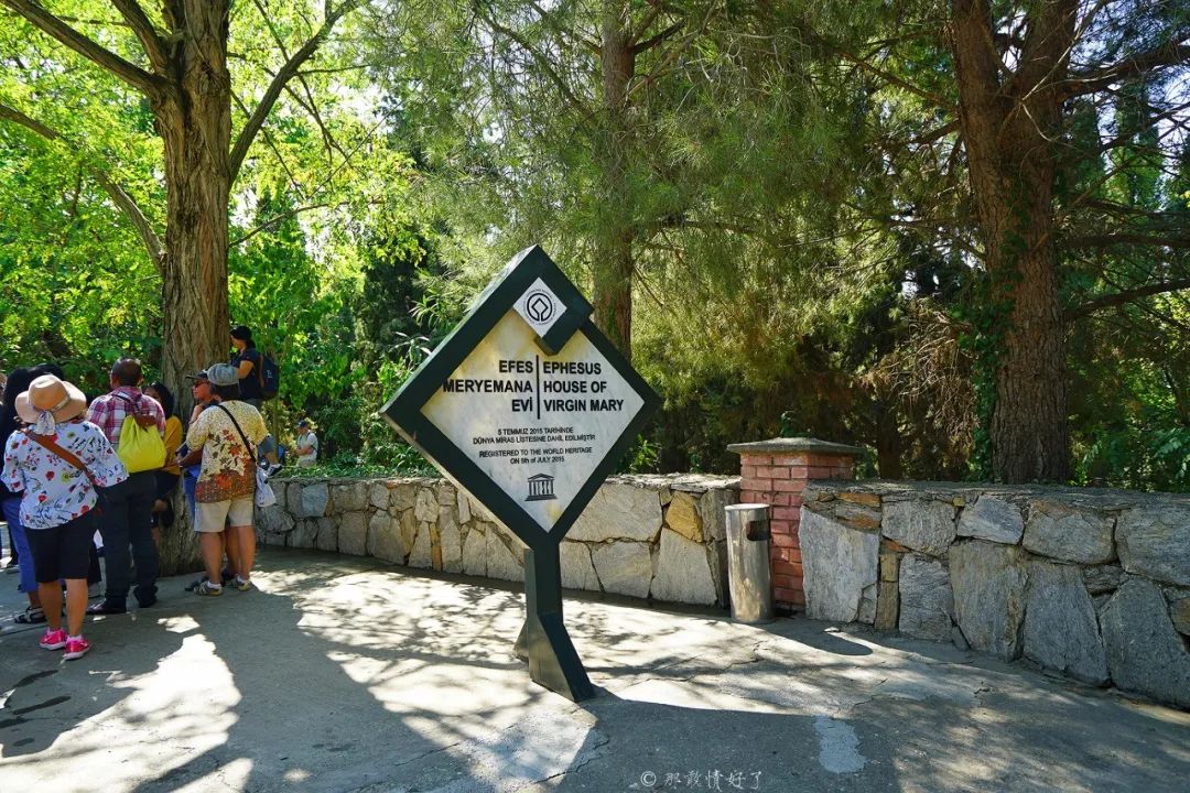 据说塞尔丘克的山坡上的许愿墙很灵验,好多土耳其人来此许愿