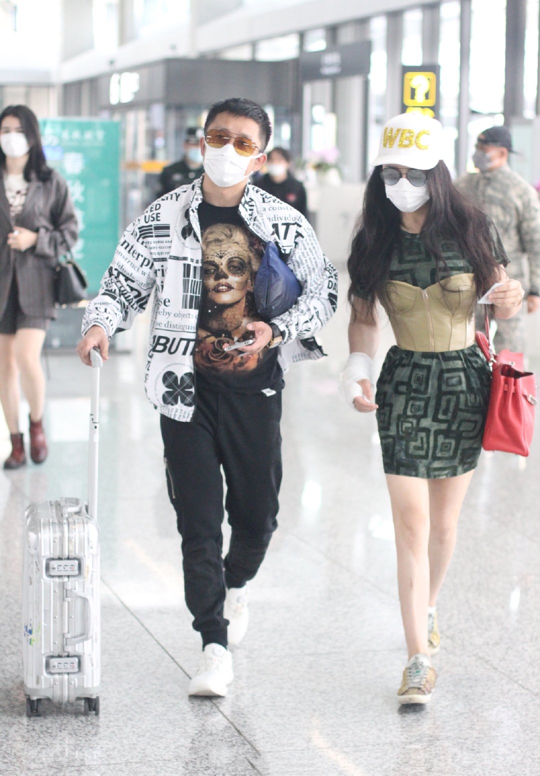 冉莹颖发文调侃手受伤,冉莹颖受伤手缠纱布