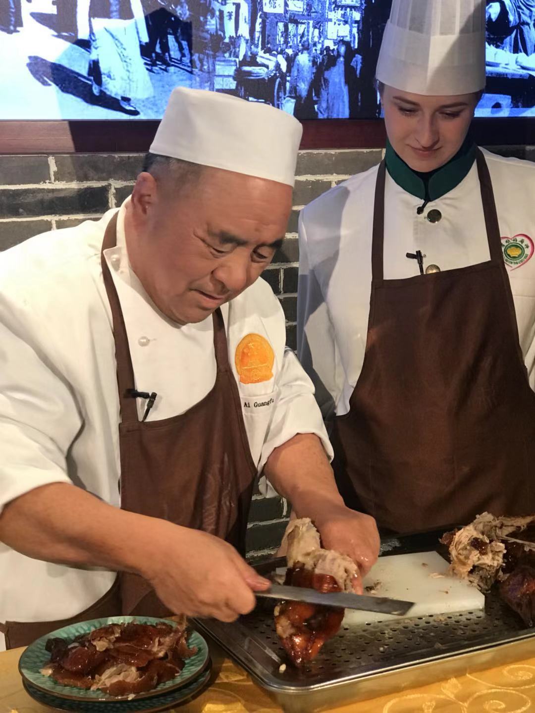 传统烤鸭技艺到底多讲究？烹饪大师剖析为什么现在北京烤鸭不对味