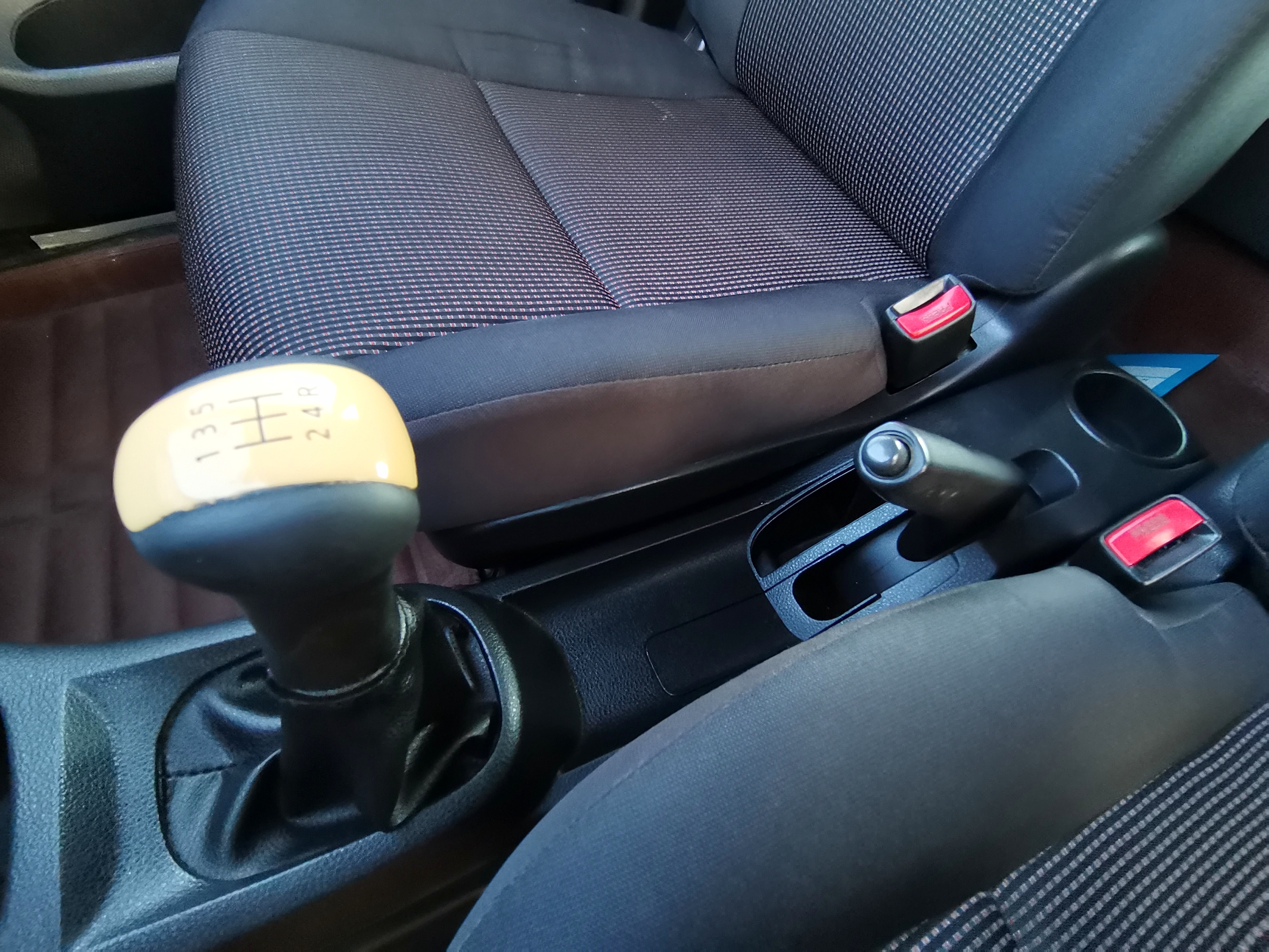 日产小面包车,实用家庭代步车日产骊威