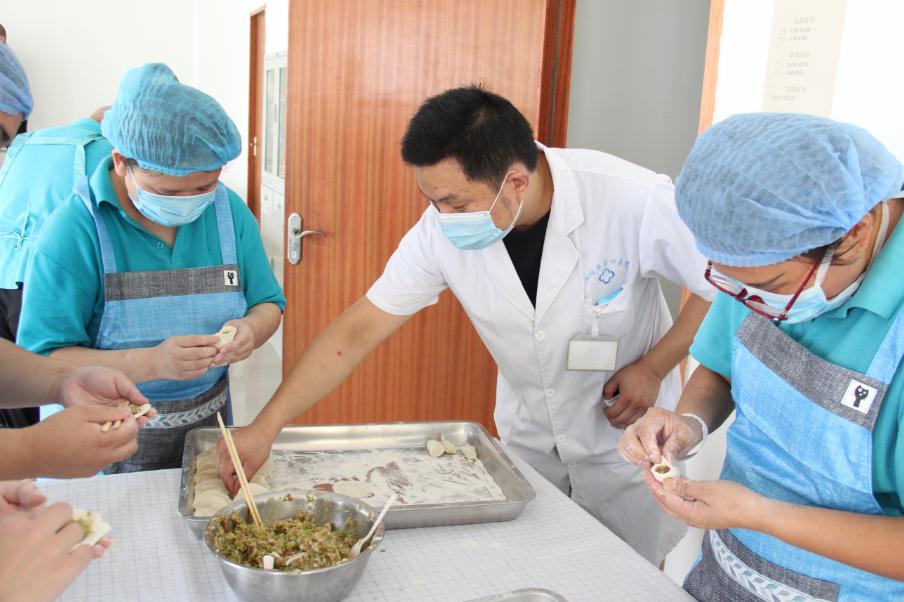 聊城市第四人民医院开展手工水饺加工特殊工娱治疗