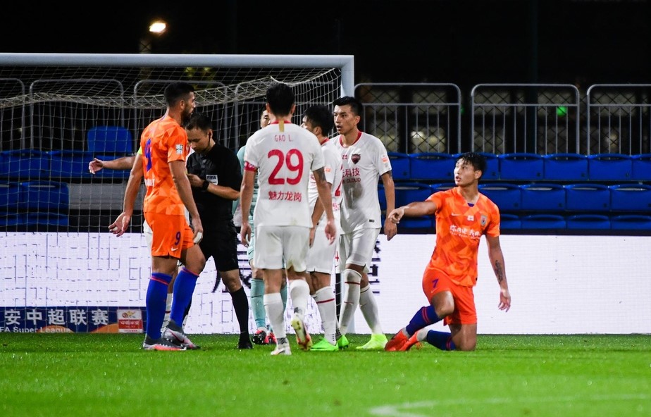 不满裁判判罚中超,中超鲁能战胜深足