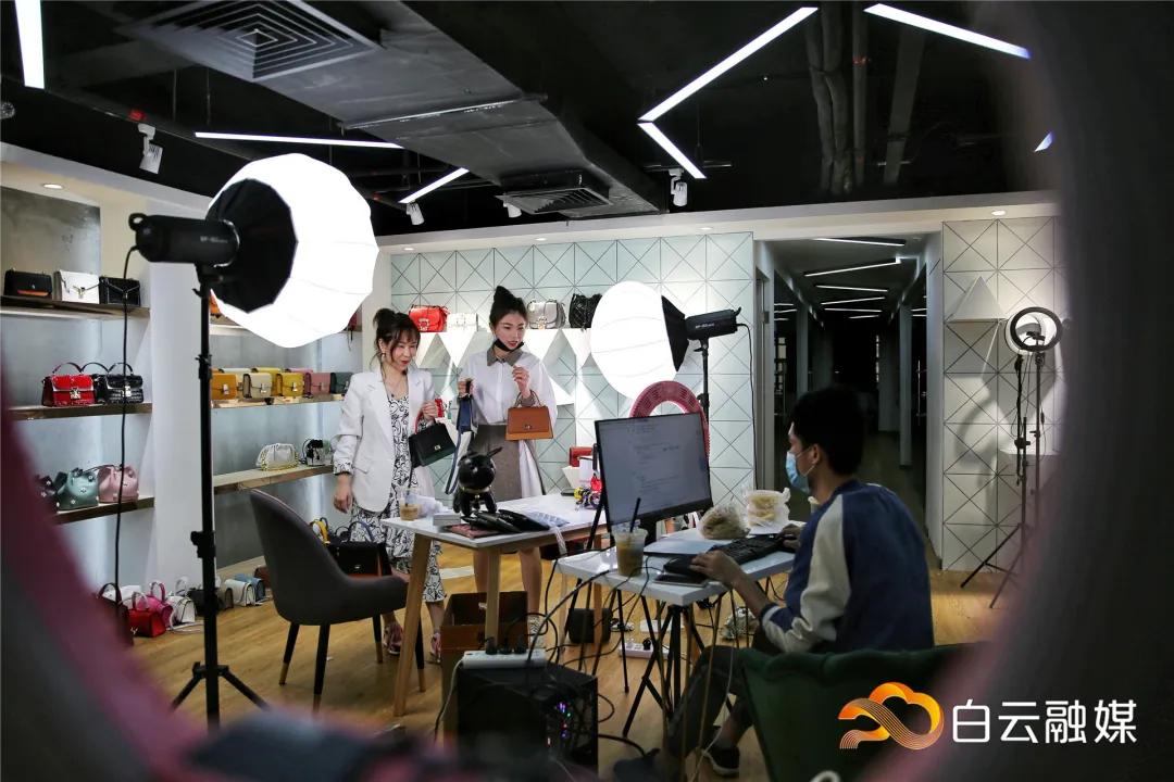 实探皮具城！商户老板娘直播掀起“云带货”热潮