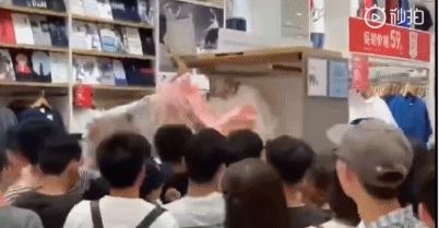 昨天，大型“丧尸”电影，在优衣库真实上演