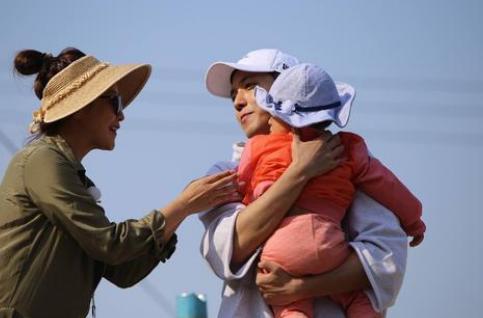 宝妈让宝爸折桃枝接娃出院,爸爸搬来“整棵”桃树,引来众人围观