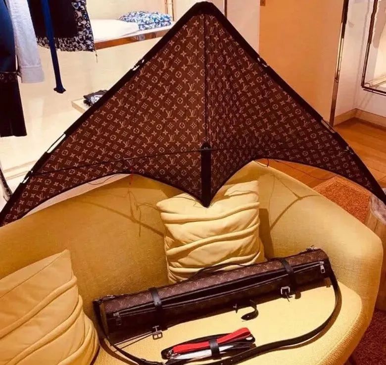 lv顶级旅行包多少钱,lv推出形似飞机的包售价25万