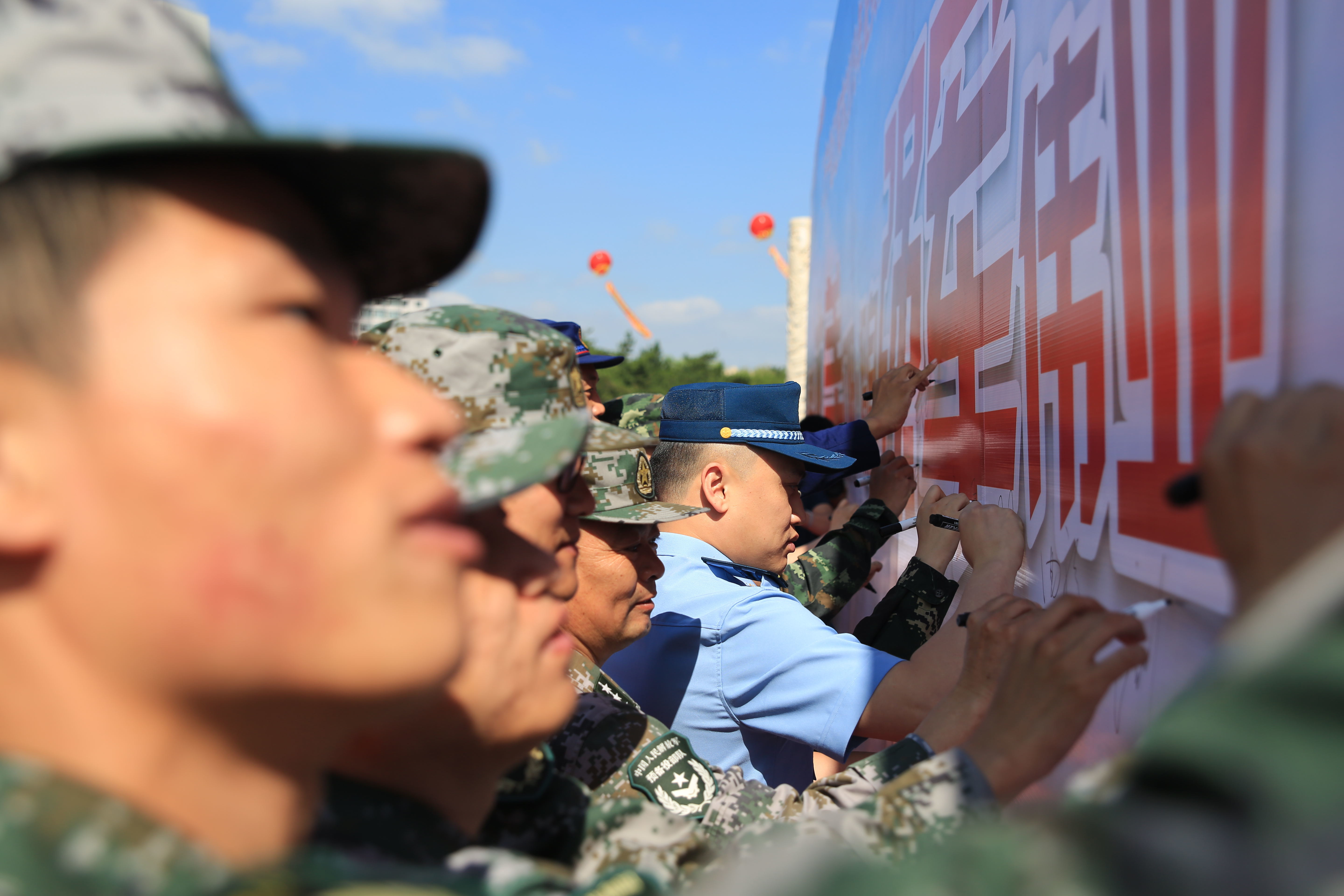 辽宁沈阳:广场“快闪”掀起参军热