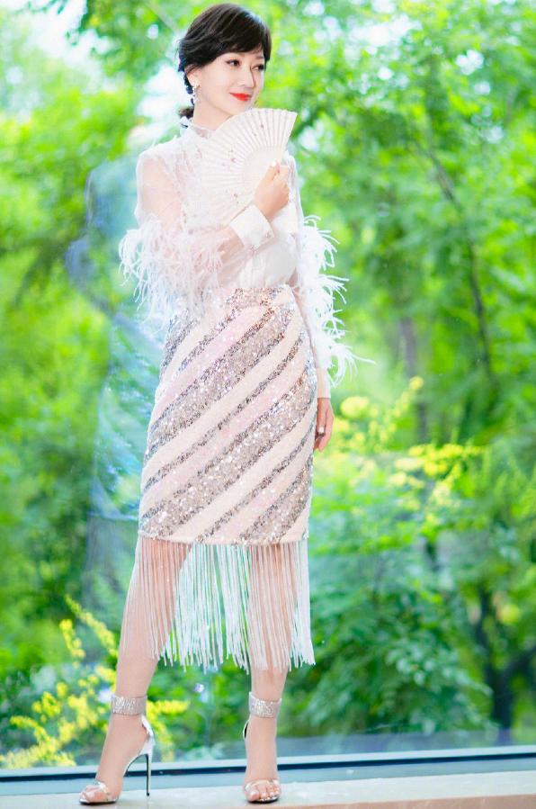 赵雅芝不惧年龄挑战包臀裙,赵雅芝今年70岁素颜同款衣服