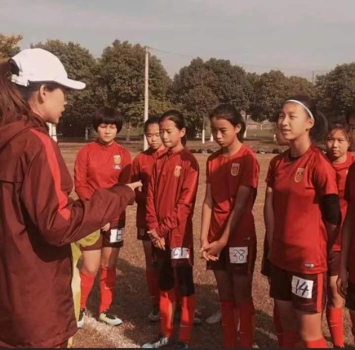 从根伟俱乐部走出来的国少小姑娘