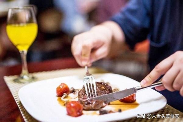 西餐厅服务员为什么要喝柠檬水,西餐厅为什么都要给一杯柠檬水