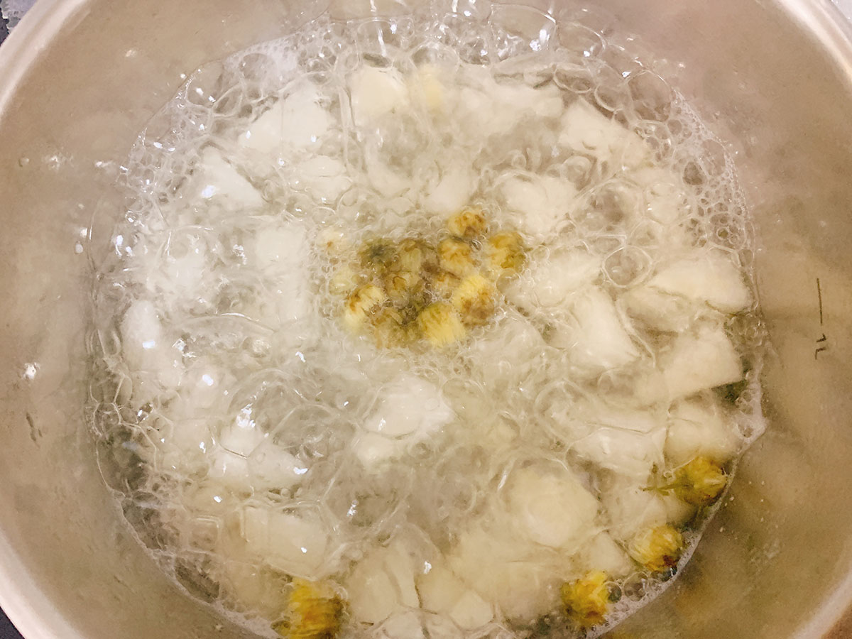 雪梨菊花水怎么煮降火,菊花雪梨冰糖饮怎么做好吃