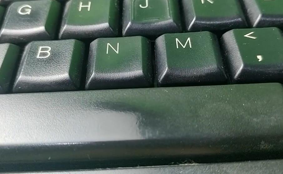 pbt键帽和abs键帽哪个容易打油,你的键盘有多脏