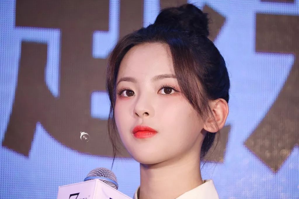 iu发型图片中短发,慵懒韩式低马尾丸子头iu